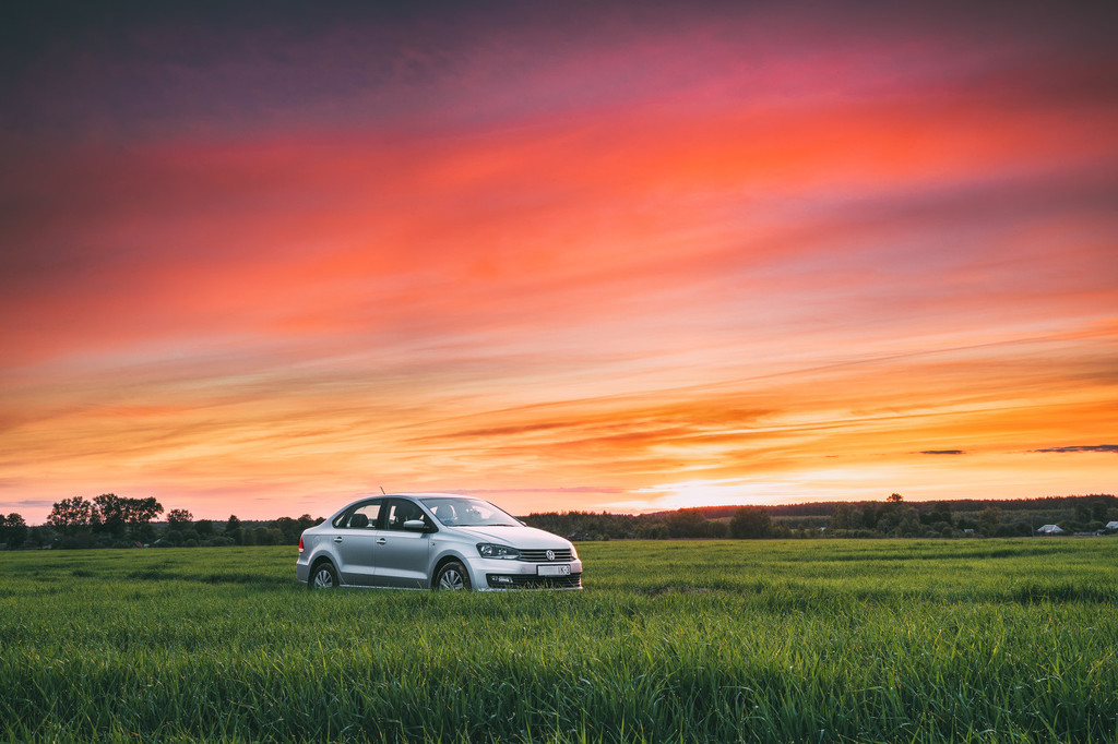 如何通过汽车的技术参数判断其市场竞争力？