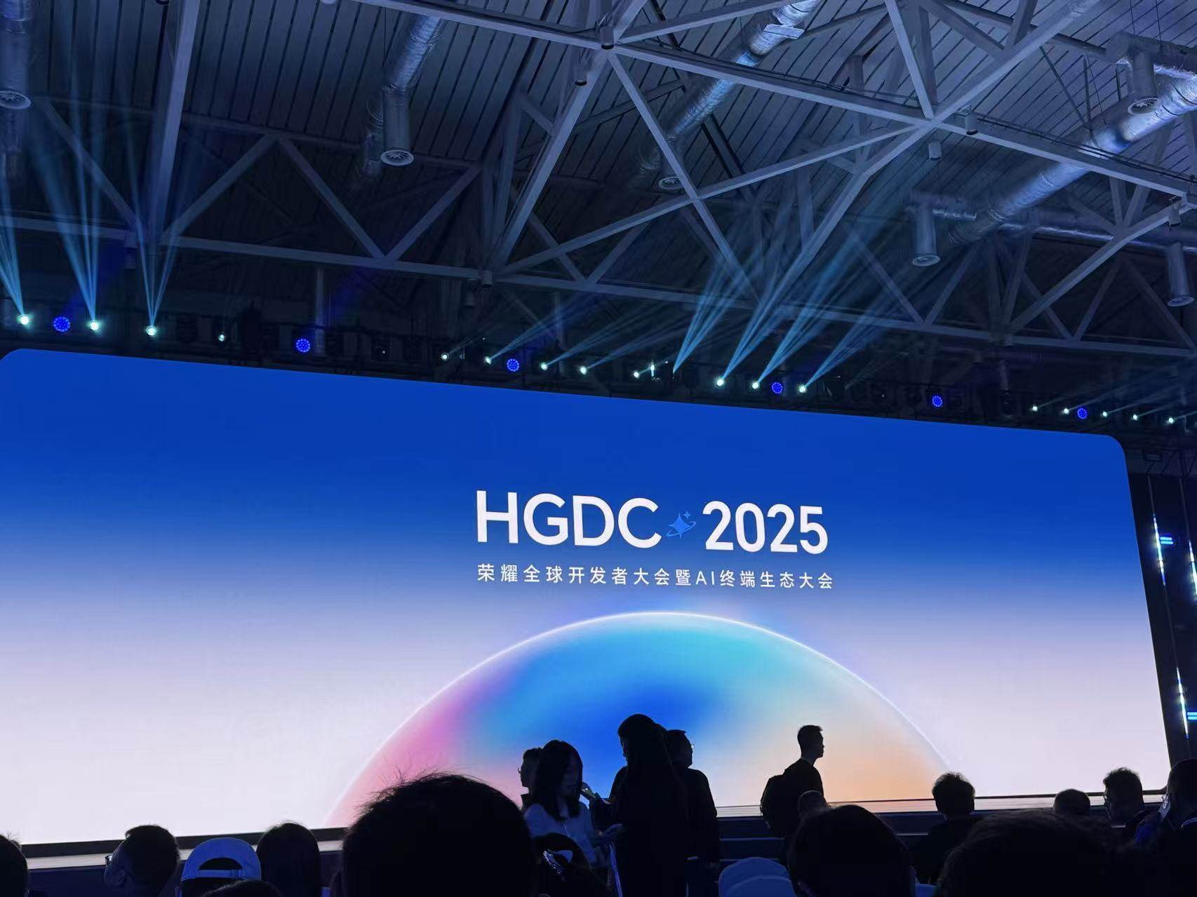 牵手比亚迪，拉上深创投，荣耀想在深圳破局